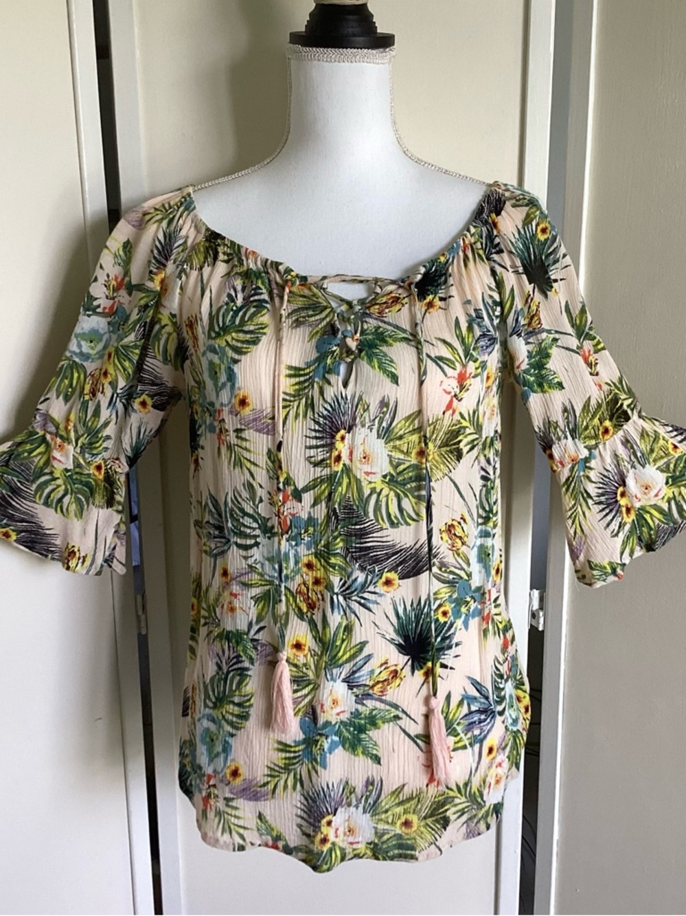 Bailey & Chloe floral peasant blouse Sz S EUC tropical top tie front tassels